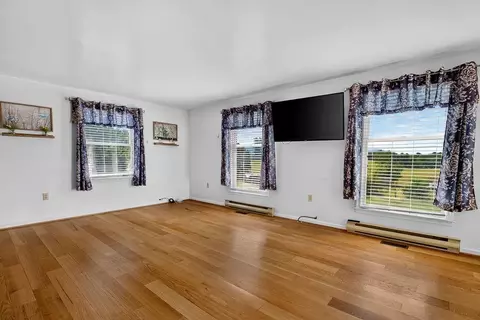 Living - 17 Killdeer Ln, Stuarts Draft, VA 24477 photo 2 of 5