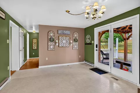 Entry Way - 17 Killdeer Ln, Stuarts Draft, VA 24477 photo 3 of 6