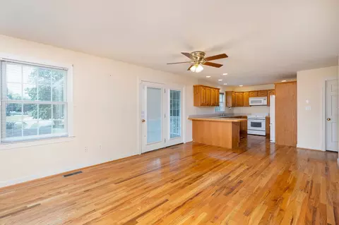 Living - 97 Gloucester Rd, Stuarts Draft, VA 24477 photo 8 of 11