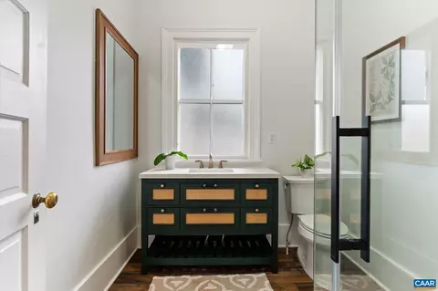 Bath - 409 Park St, Charlottesville, VA 22902 photo 6 of 7