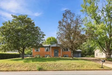 660 Blue Ridge Dr, Harrisonburg, VA 22802