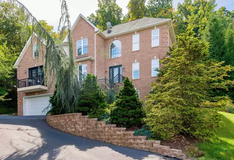 206 Blue Stone Hills Dr, Harrisonburg, VA 22801