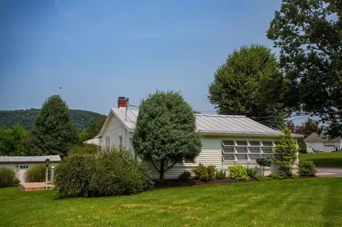 10621 Wentworth Dr, Broadway, VA 22815