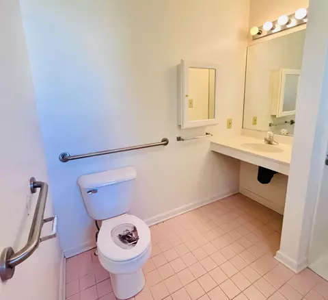 Bath - 141 Iris Dr, Waynesboro, VA 22980 photo 2 of 4