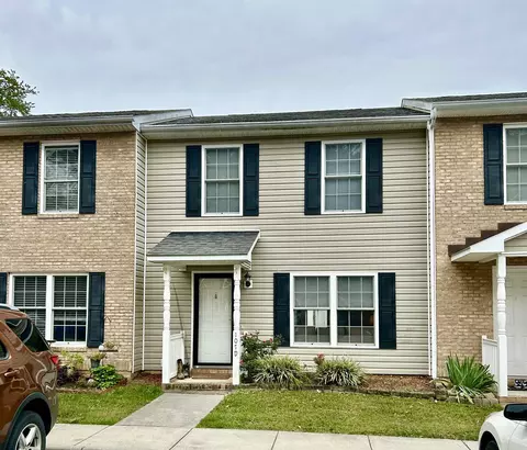 107 13th St #D, Grottoes, VA 24441