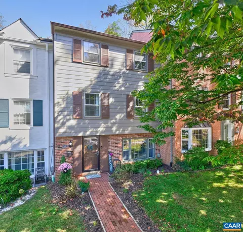 15 Georgetown Grn, Charlottesville, VA 22901