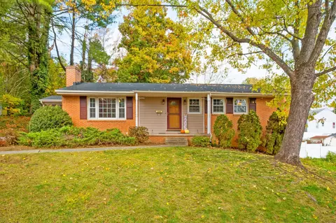 804 Cherry Hill Dr, Staunton, VA 24401