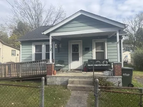 2009 First St, Staunton, VA 24401