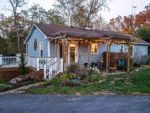 1917 Hermitage Rd, Waynesboro, VA 22980