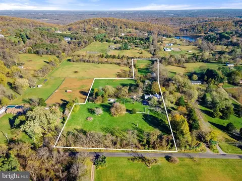6015 Georgetown Rd, Broad Run, VA 20137 photo 2