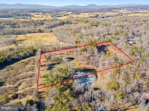 7101 Catbird Ln, Marshall, VA 20115 photo 2