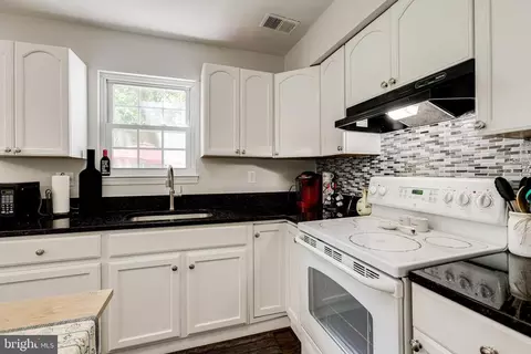 8623 Harrison Ct, Marshall, VA 20115 photo 6
