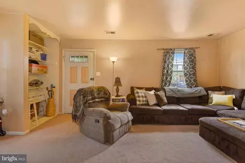8618 Ashby Ct, Marshall, VA 20115 photo 5