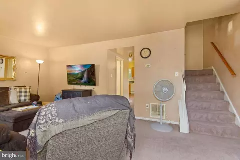 8618 Ashby Ct, Marshall, VA 20115 photo 4