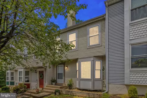 4 Falmouth Ct, Warrenton, VA 20186