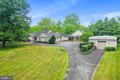 8887 Woodward Rd, Marshall, VA 20115