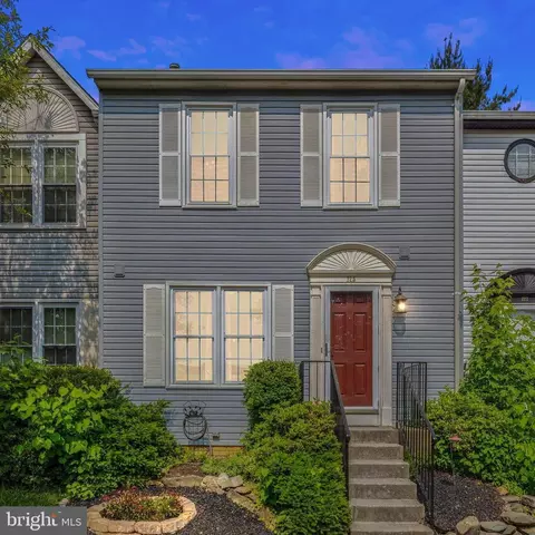 725 Acorn Ct, Warrenton, VA 20186