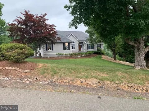 7458 Foxview Dr, Warrenton, VA 20186