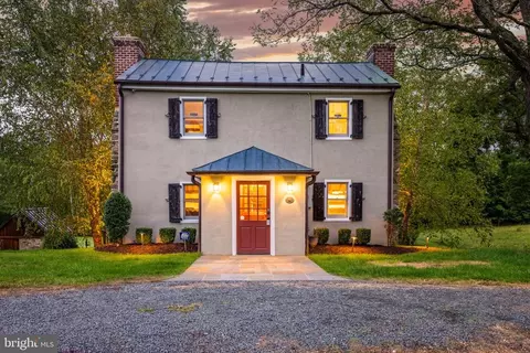 14071 Hume Rd, Hume, VA 22639