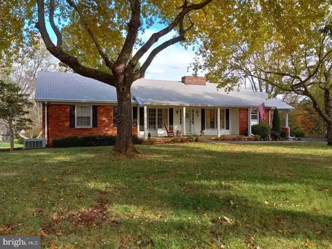 8243 Lees Ridge Rd, Warrenton, VA 20186