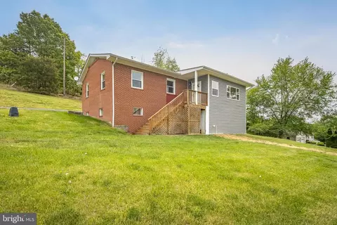 10418 Ada Rd, Marshall, VA 20115
