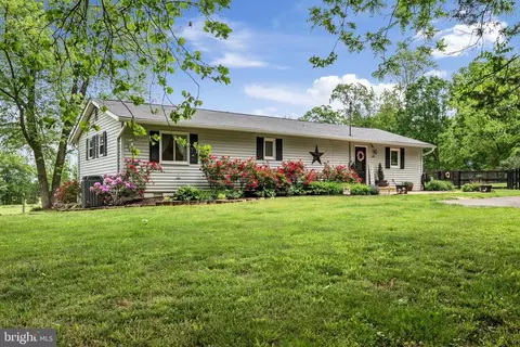 8261 Squires Ln, Warrenton, VA 20187