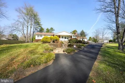 6416 Essex Ct, Warrenton, VA 20187
