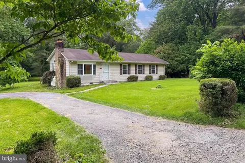 12089 Mcdonalds Ln, Hume, VA 22639