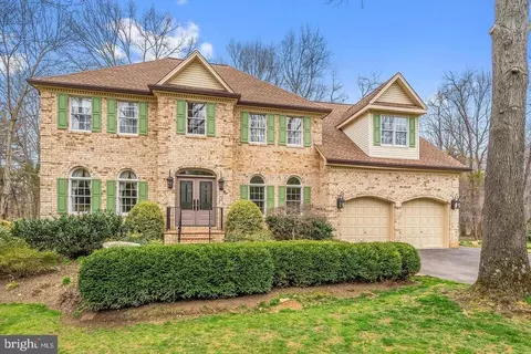 6886 Well House Dr, Warrenton, VA 20187