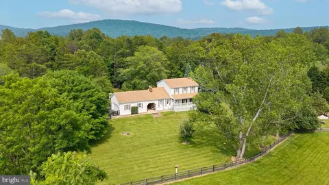 9943 Crest Ct, Marshall, VA 20115