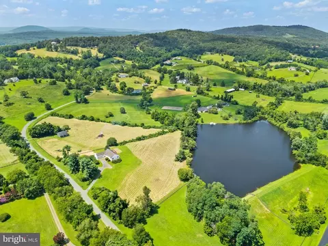 8268 Meadows Rd, Warrenton, VA 20186 photo 2