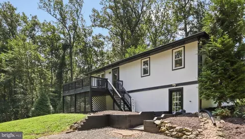 7047 Woodley Heights Dr, Warrenton, VA 20186