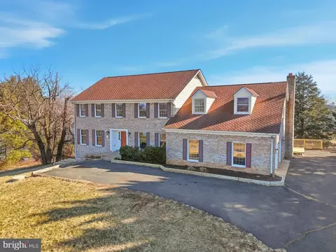 6743 Lake Dr, Warrenton, VA 20187