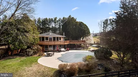 10803 Crest Hill Rd, Marshall, VA 20115