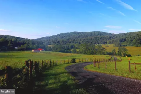 1901 Misty Meadows Ln, Markham, VA 22643