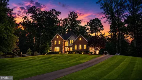 6743 Breezy Dr, Warrenton, VA 20187