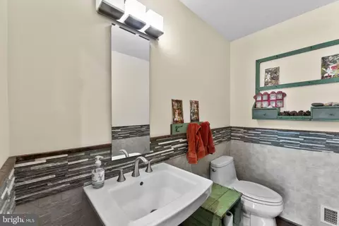 Bath - 7923 Cub Dr, Marshall, VA 20115 photo 1 of 3