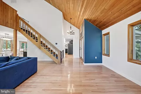 Entry Way - 5221 Mountain View Dr, Broad Run, VA 20137 photo 3 of 6