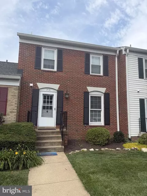 210 Leeds Ct E, Warrenton, VA 20186