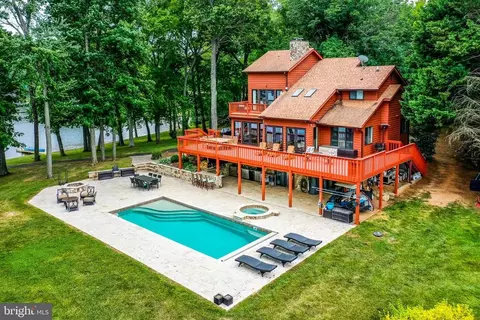 96 Sandy Point Dr, Bumpass, VA 23024