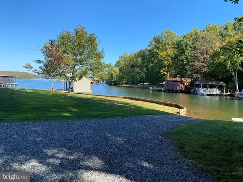 68 Bear Castle Dr, Bumpass, VA 23024 photo 2
