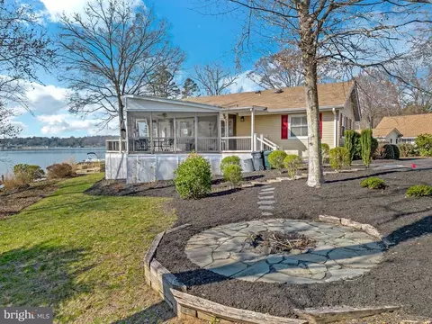 197 N Lakeshore Dr N, Louisa, VA 23093