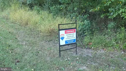 835 N Lake Shore Dr, Louisa, VA 23093