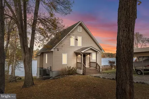 1250 S Lakeshore Dr S, Louisa, VA 23093