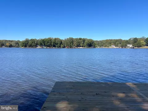 1134 S Lakeshore Dr S, Louisa, VA 23093