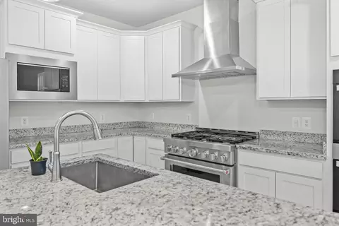 Kitchen - 199 Gibson St, Bumpass, VA 23024 photo 2 of 2
