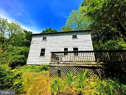 2303 W Hoover Rd W, Haywood, VA 22722