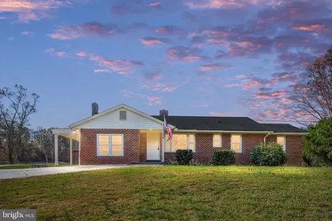 2038 Orange Rd, Pratts, VA 22731