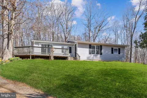 2215 W Hoover Rd W, Haywood, VA 22722