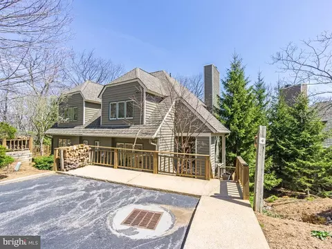 4 Ivy Glen Ln, Roseland, VA 22967